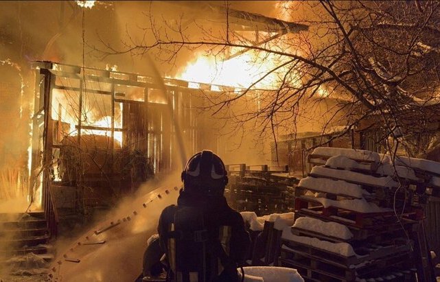 Экс-директору склада в Москве предъявили обвинение из-за гибели людей в пожаре